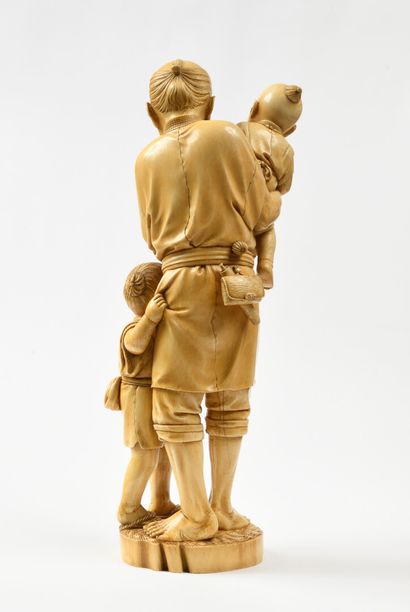 null JAPON Grand Okimono en ivoire sculpté représentant un vieil homme debout tenant...