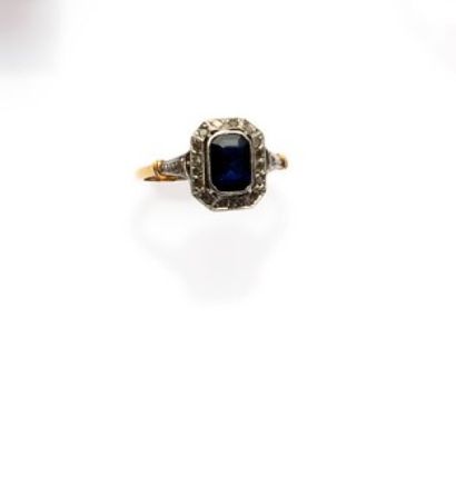 null RING in 18K yellow gold 750/1000 and platinum 900/1000, set with a blue stone...