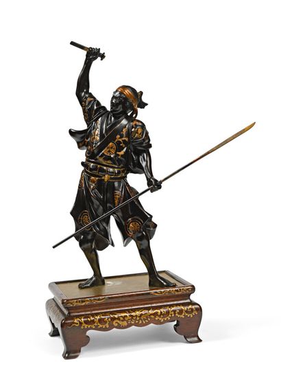 null JAPON Figurine en bronze rehaussé de dorures représentant un samouraï tenant...