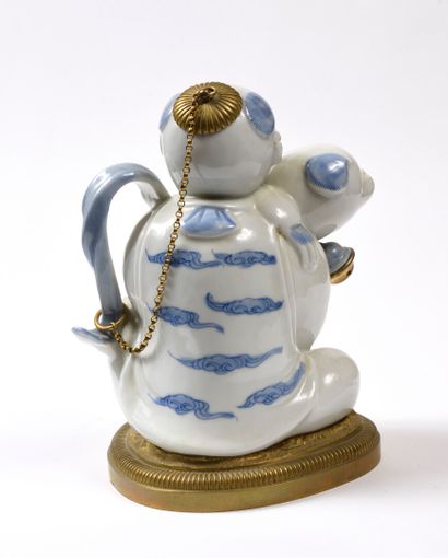 null JAPAN HIRADO: Amusing white enamelled porcelain teapot with blue highlights,...