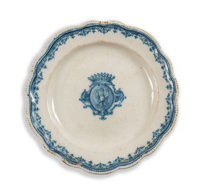 null MOUSTIERS

Earthenware plate with contoured border decorated in blue monochrome...