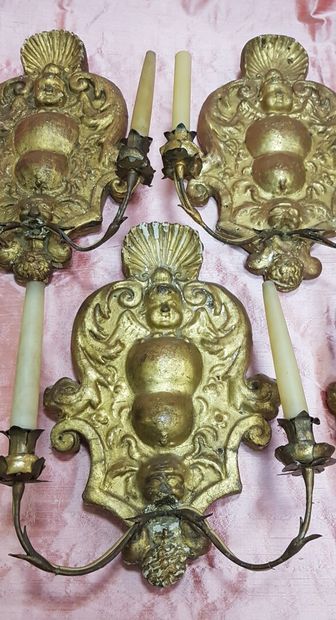 null Suite of four two-light sconces in carved and gilded wood ; the scrolled plates...