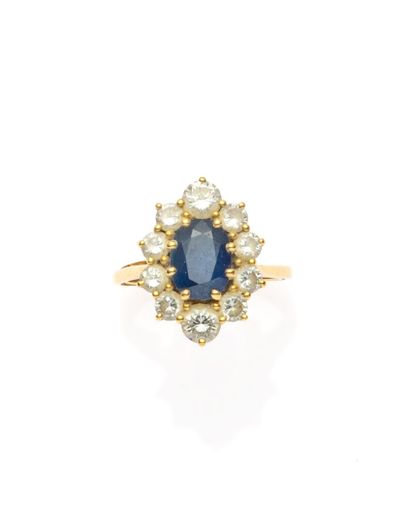 null A navette-shaped ring in 18K yellow gold, set with an oval sapphire (heated)...