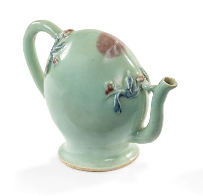 null CHINA Teapot or wine pot in the shape of a peach of longevity in enamelled biscuit...