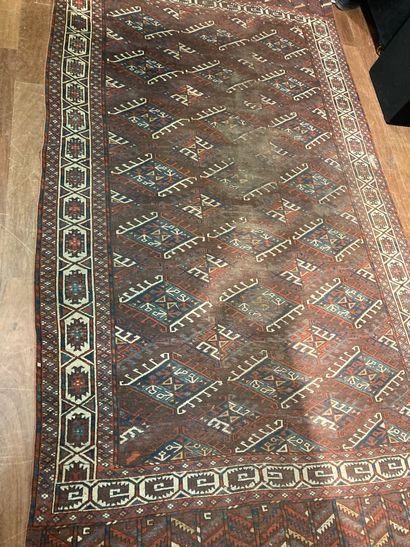 null Bukhara Carpet with geometric decoration (wear and accidents)

305 x 167 cm
