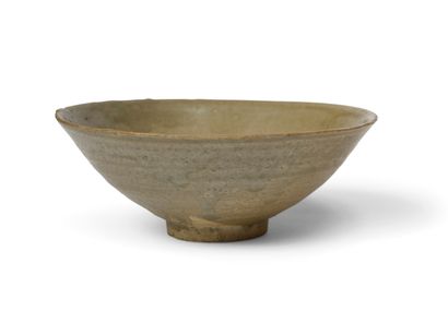 null SOUTH CHINA Grey-beige celadon-glazed stoneware conical bowl, Song dynasty 

12th...