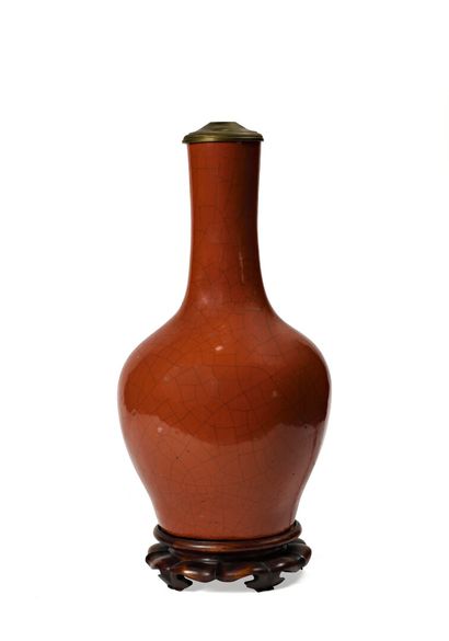 null CHINE

Vase bouteille en céramique à fond monochrome corail craquelé

Fin du...