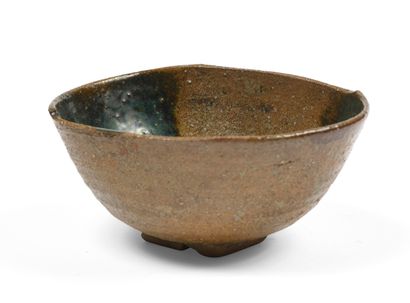 null JAPANese oval tea ceremony bowl in brown stoneware, decorated with a blue-green...