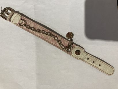 null CELINE

Pink leather bracelet with gold-plated chains, pendants and pin buckle.

Signed...