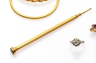 null Lead pencil in 18K 750 yellow gold, the body guilloche, adorned at the end with...