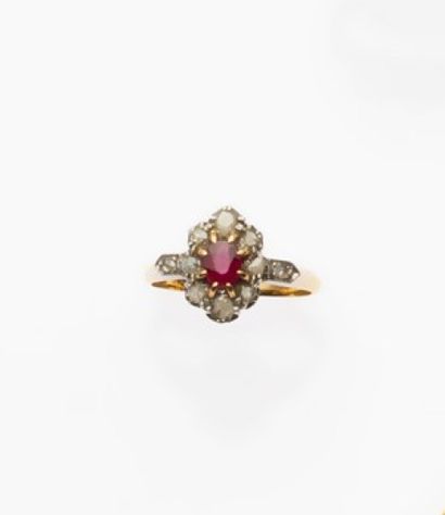 null RING in two-tone 18K 750 gold, set with a ruby (heated) in a setting of rose-cut...