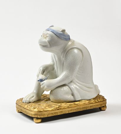 null JAPAN, HIRADO White enamelled porcelain figurine representing a seated monkey,...