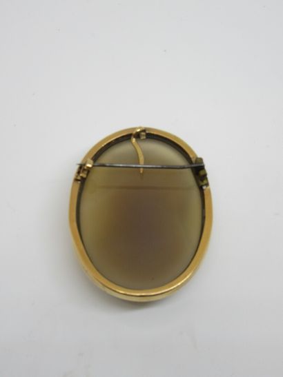 null 18K 750 yellow gold, oval-shaped, with a cameo on hard stone (agate) representing...