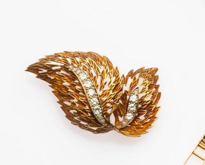 null A two-tone 18K 750 gold brooch, composed of two leaves set with brilliant-cut...