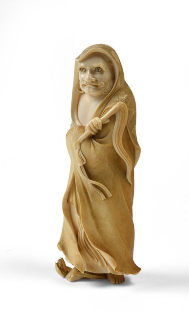 null JAPON Figurine en ivoire sculpté représentant Daruma debout, la tête couverte...
