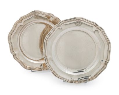 null A pair of round silver dishes 

With filleted contours engraved on the rim with...