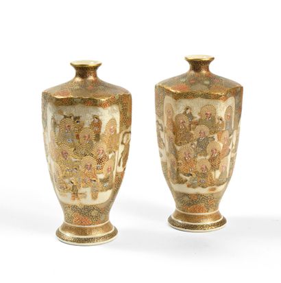null JAPON SATSUMA Paire de vases miniatures de forme exagonale, décorés en polychromie...