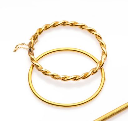 null BRACELET in 18K 750 yellow gold, made of two strands, one chased, the other...
