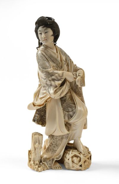 null JAPAN Carved ivory figurine representing a woman in kimono, one foot on a basket...