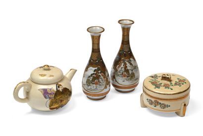 null JAPAN SATSUMA Small lot composed of a teapot covered with a box resting on three...