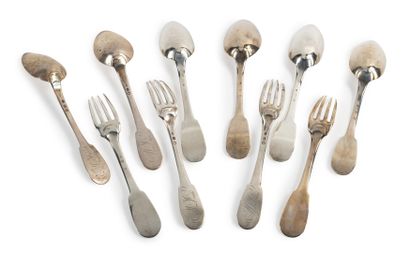 null Six silver table spoons and four forks

Plain model, some engraved with initials,...