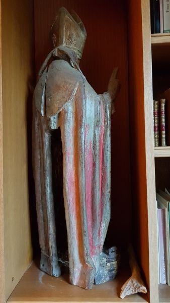 null Saint Nicolas en chêne sculpté avec restes de polychromie, dos en partie évidé....