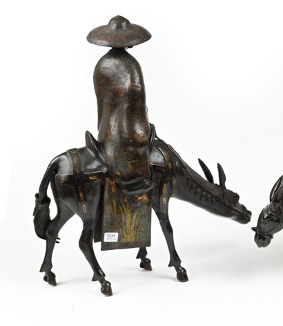 null JAPON Figurine en bronze cloisonné et patine brune représentant Toba assis sur...