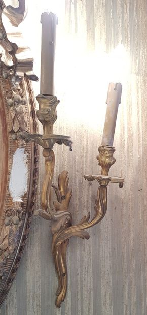 null A set of 4 ormolu sconces with two lights in the rocaille style 

Height : 50...