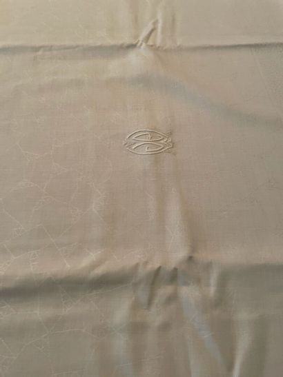 null Embroidered tablecloth Italy 220x260 cm

Two white damask tablecloths 135x170...