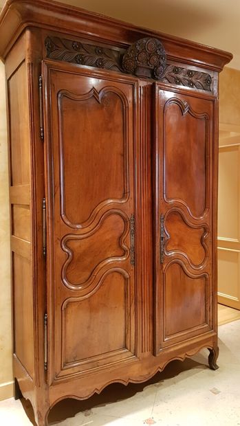 null Natural wood molded cabinet with flowered basket pediment

Early 19th century...