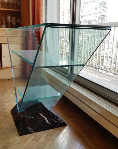 null ROCHE BOBOIS - BARILONE

Console « Victoire » triangulaire en verre facetté,...