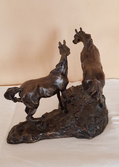 null Lanford MONROE (1950-2000)

Deux chevaux au rocher « Intruder » 

Bronze à patine...