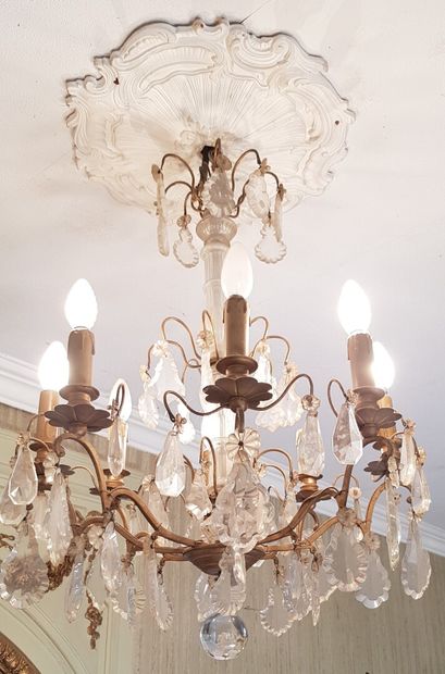 null Chandelier with 8 lights in gilded metal underlined by plates and pendants 

Height...
