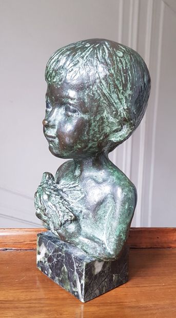 null MODERN SCHOOL

The child and the bird

Bronze group with a brown-green patina,...