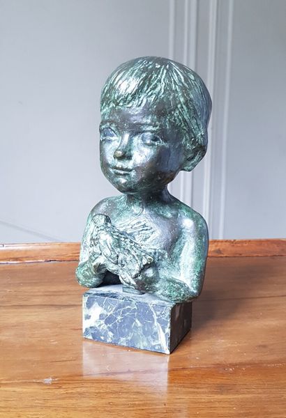 null MODERN SCHOOL

The child and the bird

Bronze group with a brown-green patina,...