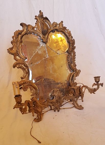 null Miroir apposé encadrement bronze doré de forme rocaille à 4 bras de lumières...