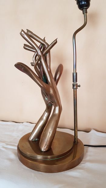 null Yves LOHE (1947-)

Les mains jointes

Bronze à patine or signé et monté en lampe...
