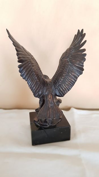 null Ecole XXème siècle

Aigle sur un tertre les ailes déployées

Bronze à patine...