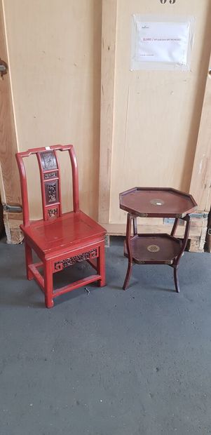null * ASIE

Chaise en bois laqué rouge

On y joint :

Une table pliante à plateaux

Lot...