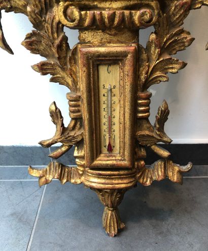 null Baromètre et thermomètre en bois doré de style Louis XVI. 

Travail moderne.

H....