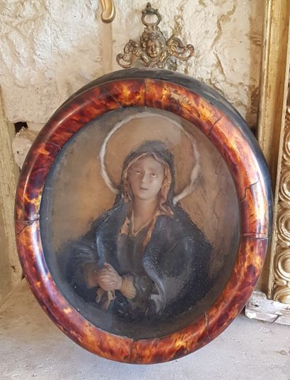 null Virgin of devotion in polychrome wax in a frame simulating tortoiseshell 

28.5...