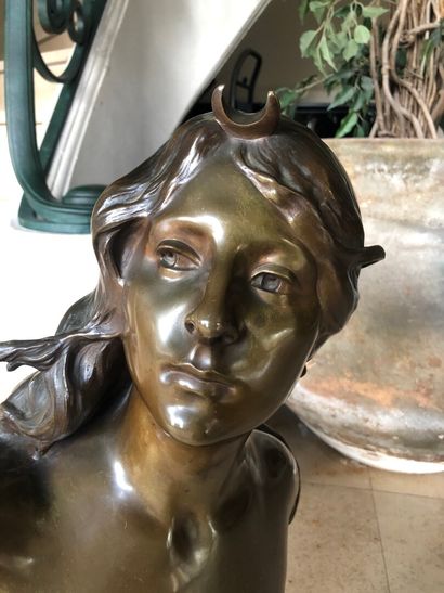 null Paul GASQ (1860-1944) 

Buste de Diane bronze à patine brune, signé

Haut: 62...
