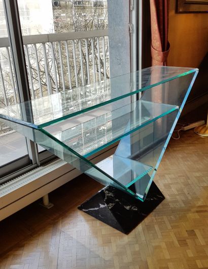 null ROCHE BOBOIS - BARILONE

Victory" triangular console in faceted glass, two shelves,...