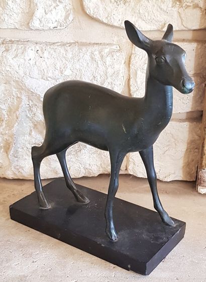 null Petite antilope

Groupe en bronze à platine bras vert sur socle à marbre noir...
