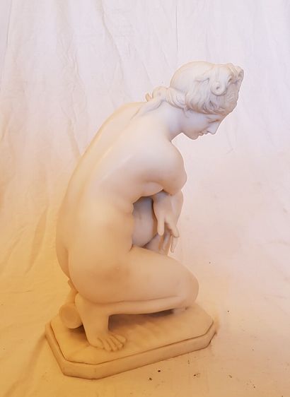 null Femme accroupie en marbre blanc 

Hauteur : 50 cm

Largeur : 29 cm (accidents...
