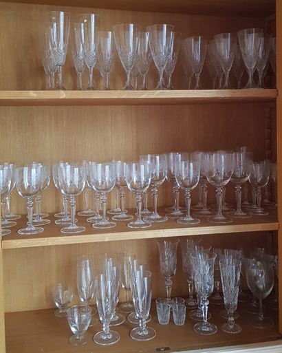 null Lot de verre taillé : flûtes à champagne, verres à eau et verres à vin