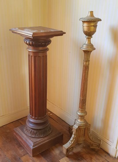 null A column in natural wood of fluted fused base with square section 

Height :...