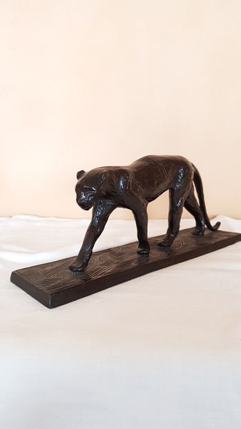 null School XXth century

Panther walking 

Bronze with brown patina marked on the...