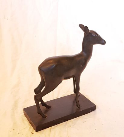 null Petite antilope

Groupe en bronze à platine bras vert sur socle à marbre noir...