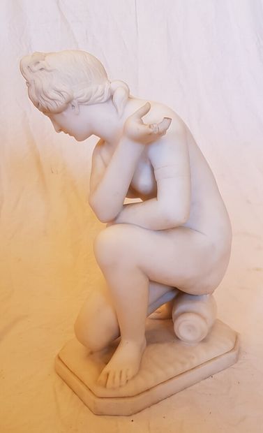 null Femme accroupie en marbre blanc 

Hauteur : 50 cm

Largeur : 29 cm (accidents...